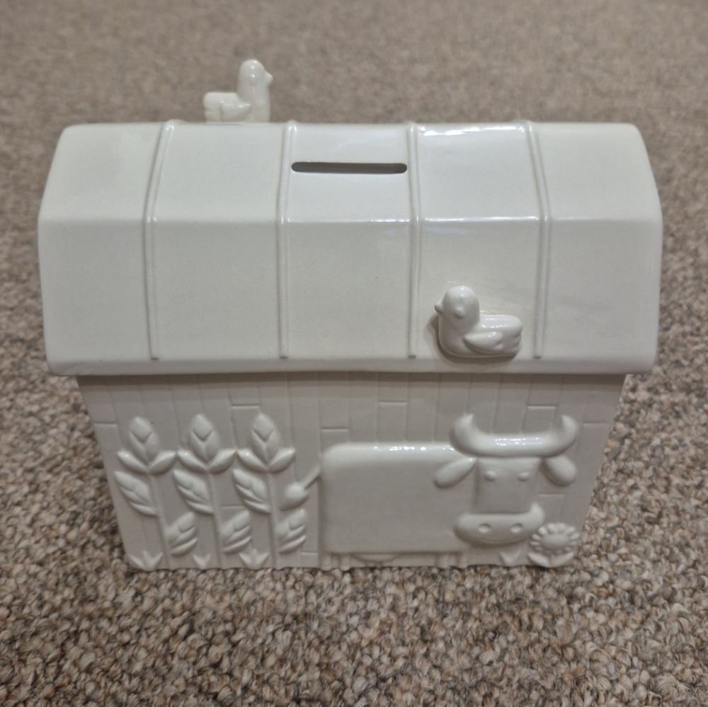 Hallmark White Ceramic Farm Barn Animals Bank EUC
